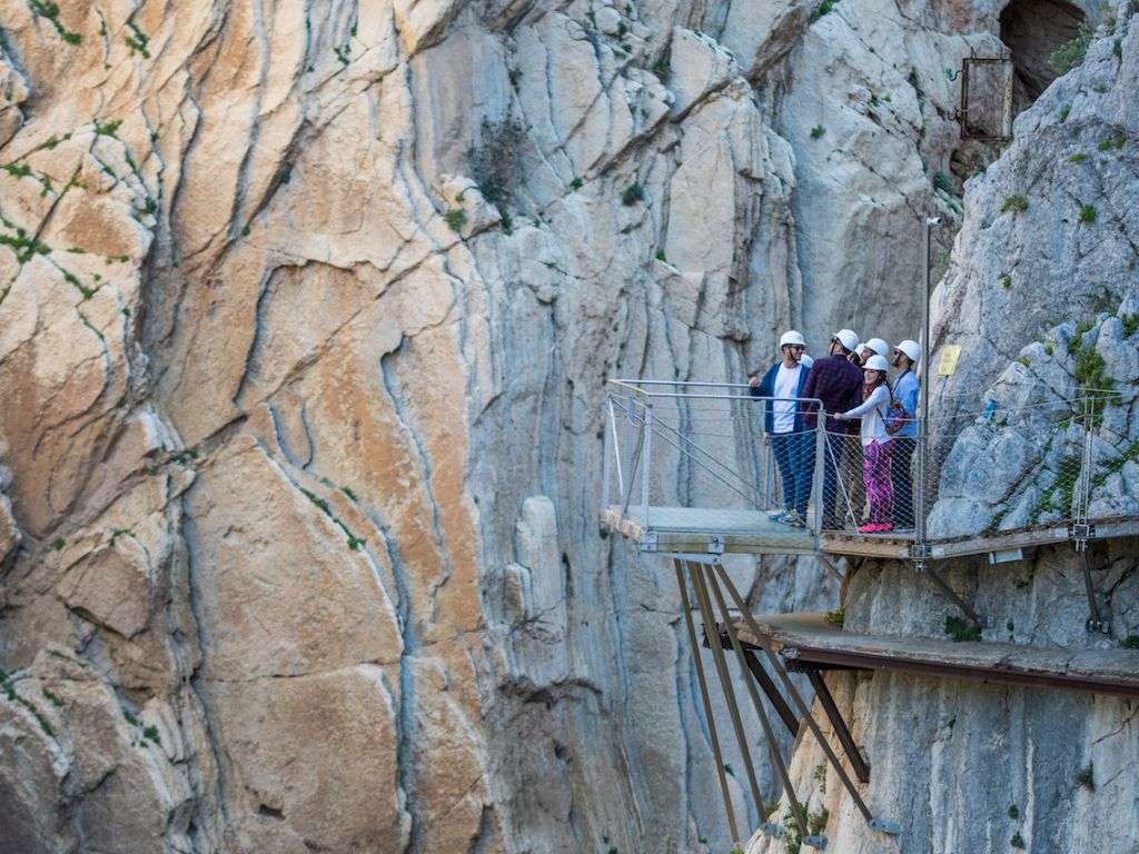 使用 GoPro 摄像机享受卡米尼托德尔雷之旅的群体 一行人在卡米尼托德尔雷伊(Caminito del Rey)沿途一边用 go-pro 相机拍照,一边欣赏美景。.