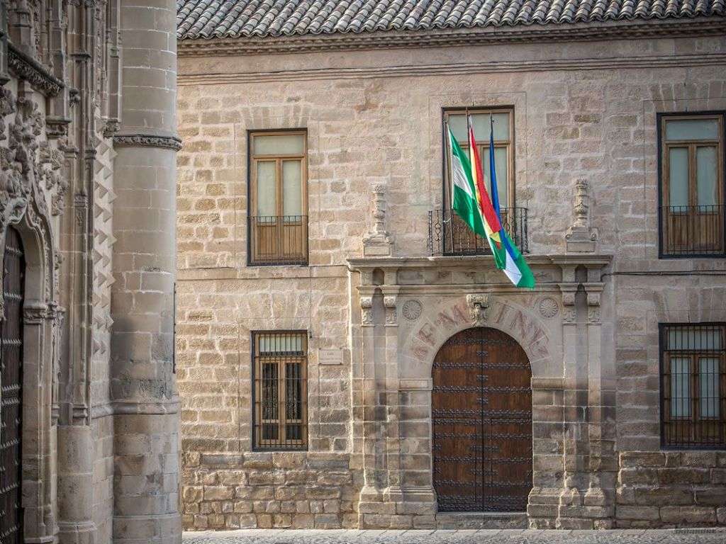 市政厅入口处悬挂社区和国家旗帜的照片。.