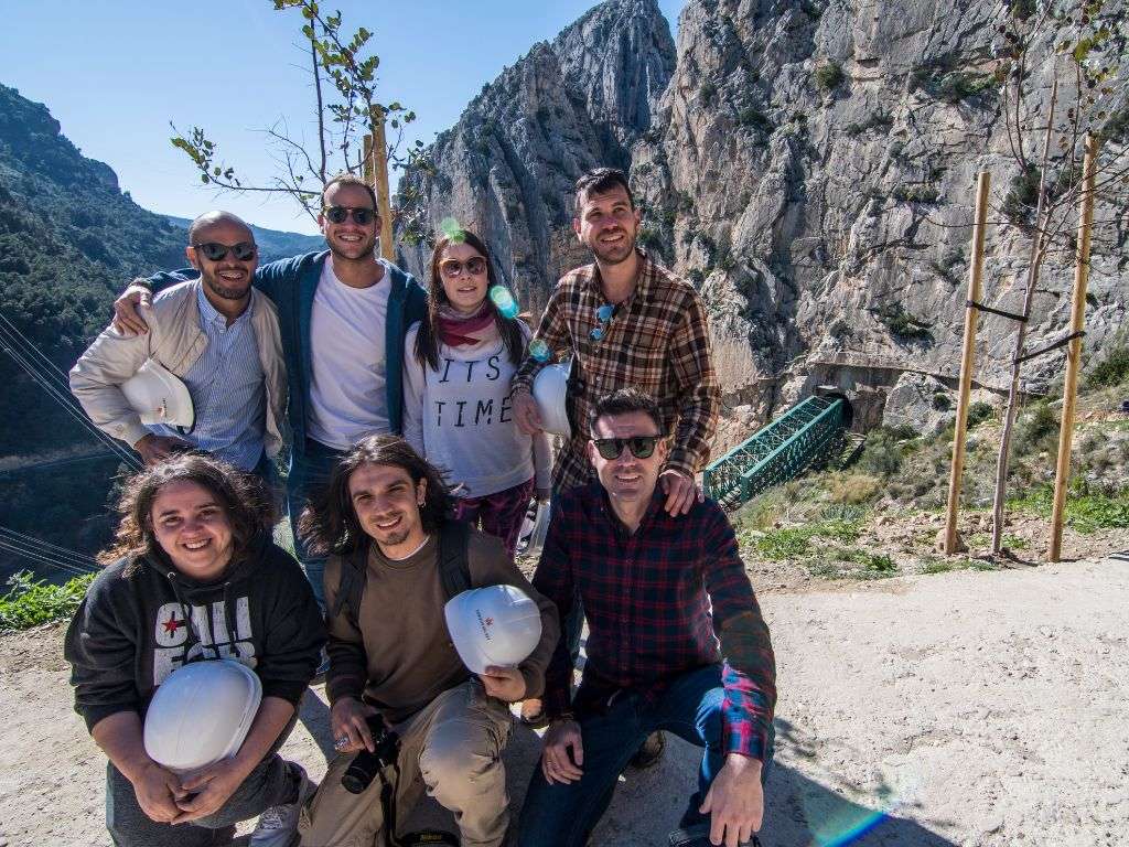 在开始卡米尼托德尔雷之旅前合影。. 一群人对着镜头摆出即将踏上卡米尼托-德尔-雷伊之路的姿势。.