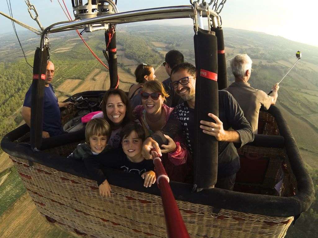 一行人飞越恩波尔达，一边欣赏美景，一边在空中拍照留念。.