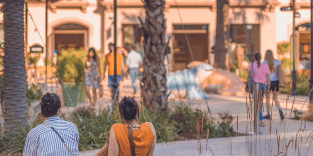 Personas abordando el La Roca Village Shopping Express, preparándose para una experiencia de compras única en La Roca Village