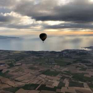 Globo aeroestàtico sobre volando por el paisaje catalán el empordà