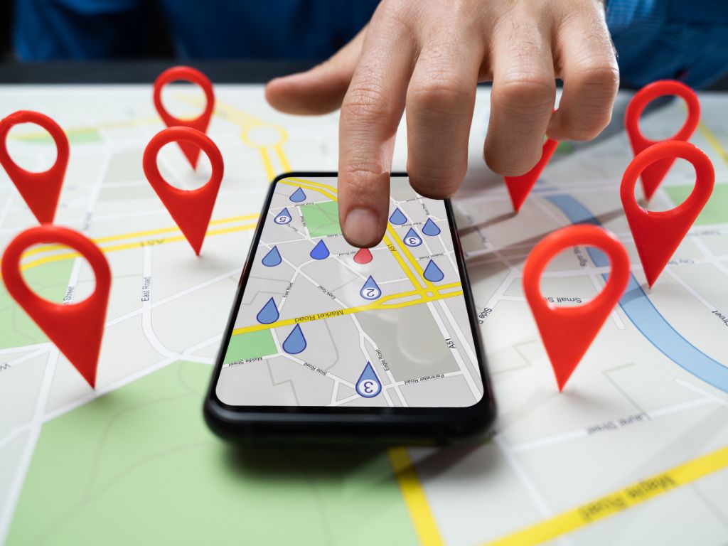 Manos sujetando un smartphone que muestra una ruta en Google Maps, facilitando la navegación por la ciudad con indicaciones claras.