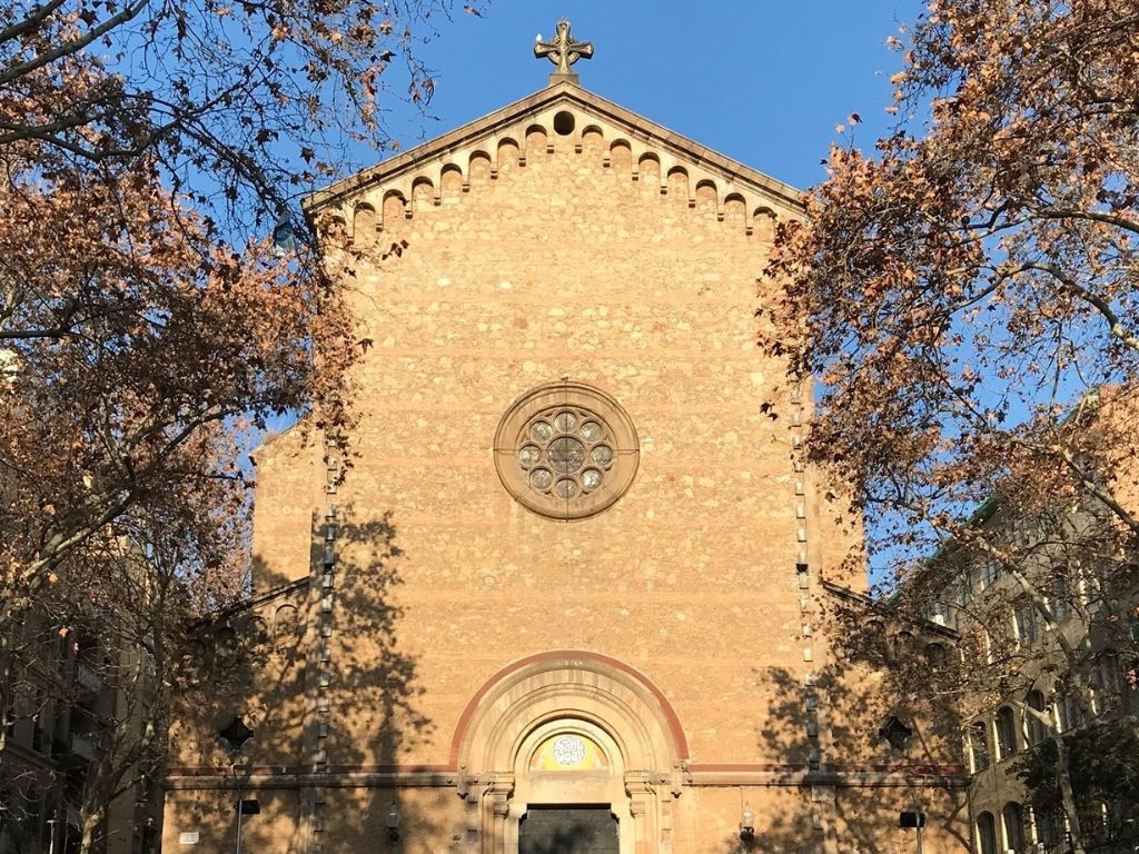 Fachada de la Iglesia de Sant Joan de Gràcia, destacando su arquitectura y entrada principal.