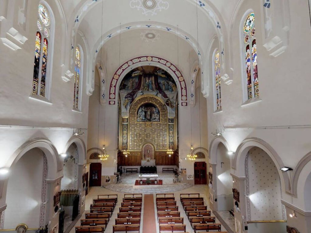 Interior de la Iglesia de Sant Joan de Gràcia, mostrando su arquitectura y decoración detallada.
