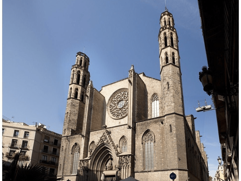 Vista frontal completa de la Basílica de Santa Maria del Mar en Barcelona, destacando su impresionante arquitectura gótica catalana.