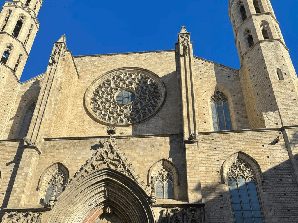 Vista frontal completa de la Basílica de Santa Maria del Mar en Barcelona, destacando su impresionante arquitectura gótica catalana.