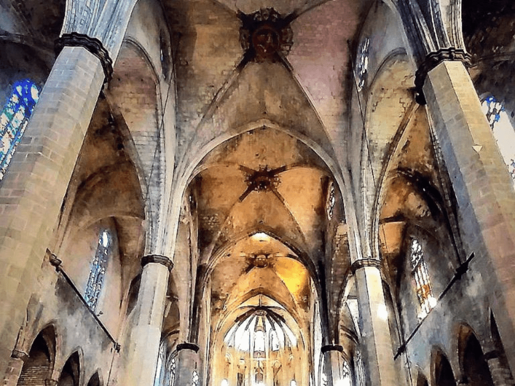 Techo abovedado del interior de Santa Maria del Mar, mostrando la arquitectura gótica intrincada con arcos apuntados y bóvedas de crucería.