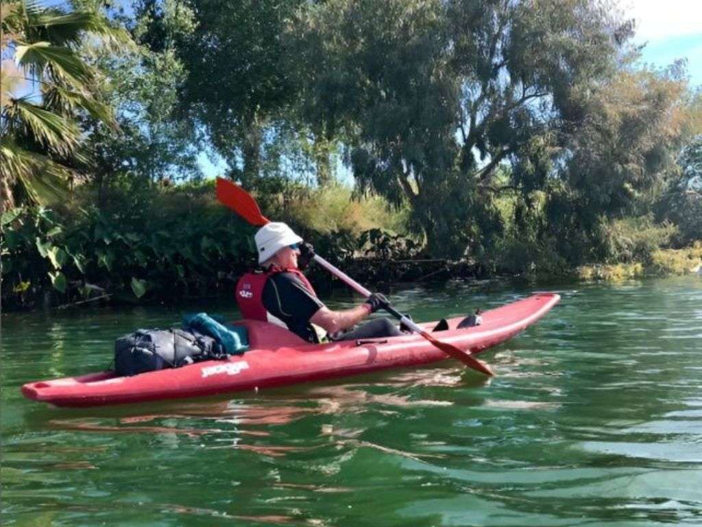 Kayakistas navegando aguas abajo en el río Ebro