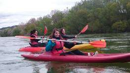Tres chicas disfrutando del tour de wine en kayak en el río Ebro. Título: Tres chicas haciendo el tour de wine en kayak en el Ebro