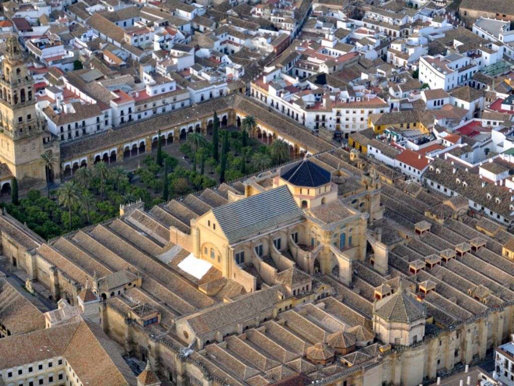 Foto panorámica de Córdoba donde se observa la Mezquita y sus alrededores.