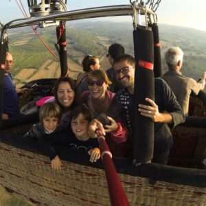 Un grupo vuela sobre el Ampurdán disfrutando de las vistas, mientras se hacen una foto en el aire.